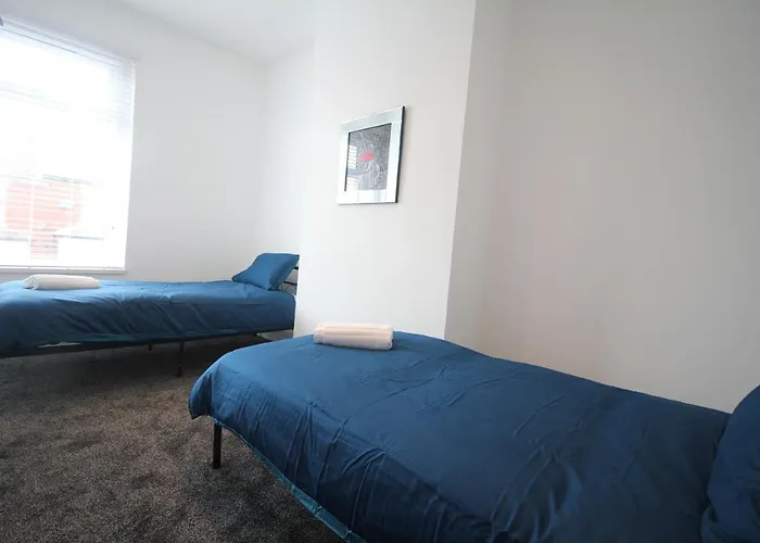 Media Manor - Fully Refurbished In 2022 - Large 6 Bedrooms, 3 Bathrooms Plus Media Games Room